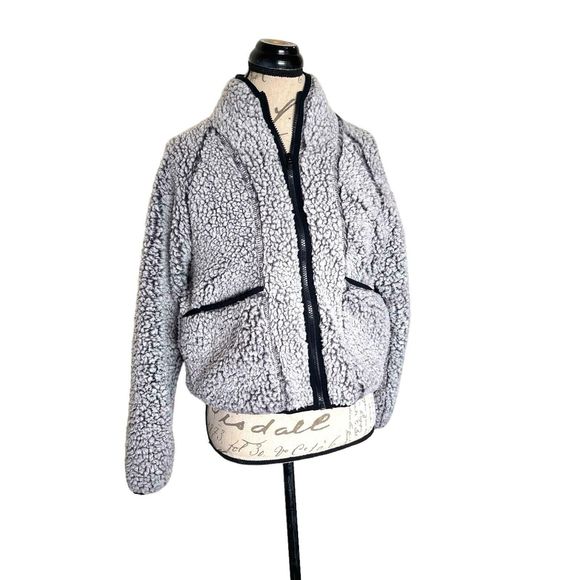 Divided H&M Womens Jacket Size XS Short Sherpa Fuzzy Soft Gray Thick Fleece - Picture 2 of 16